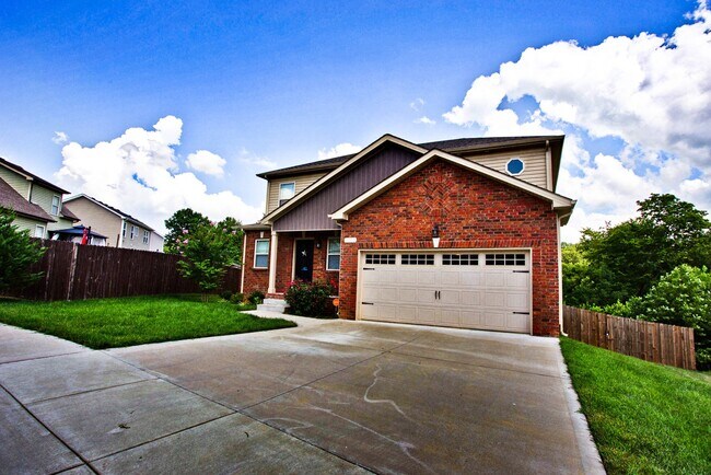 Building Photo - Fantastic 3 Bedroom Near Downtown!