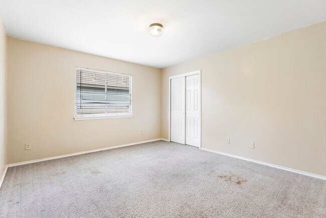 Building Photo - Stylish & Spacious 4-Bedroom Home