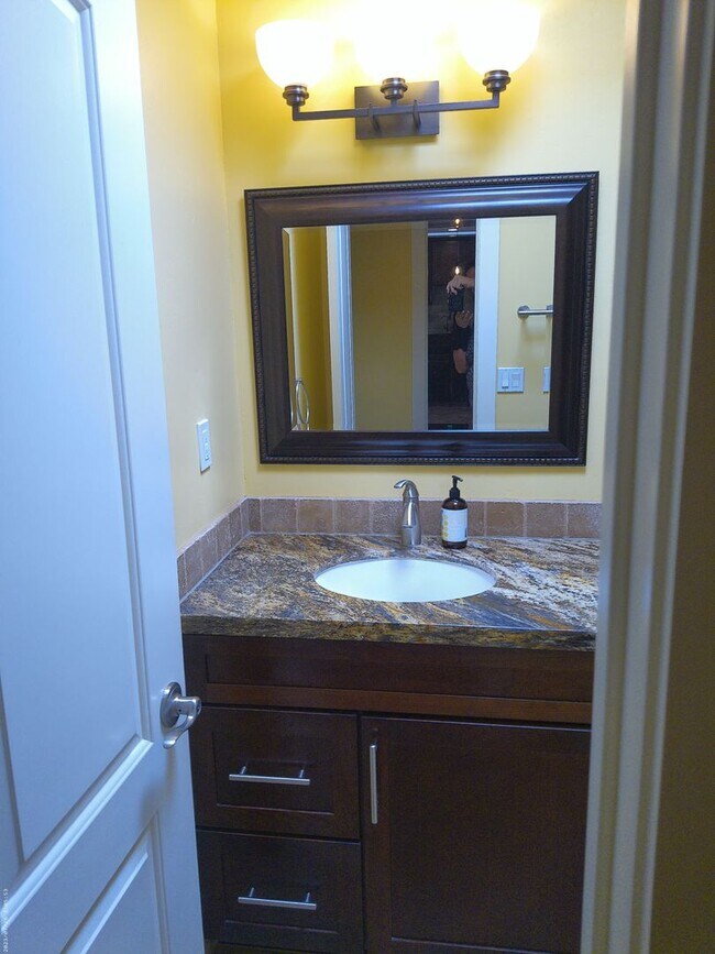 Building Photo - Charming Golf Course Condo for Rent – Residential Estates