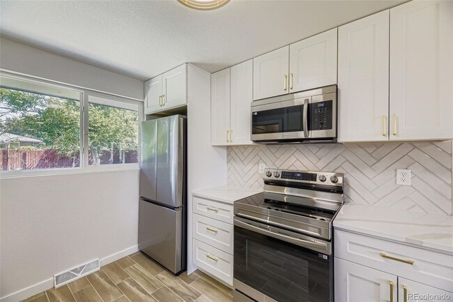 Building Photo - Newly Renovated 3 bed, 1 bath in Englewood (Top Unit)