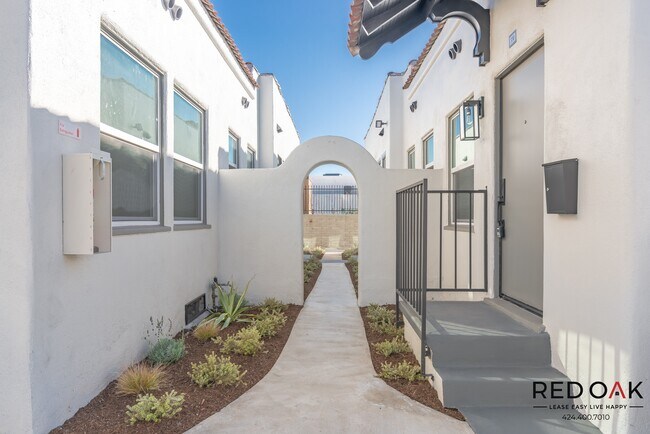 Building Photo - Gorgeous Melrose Hill Bungalow!