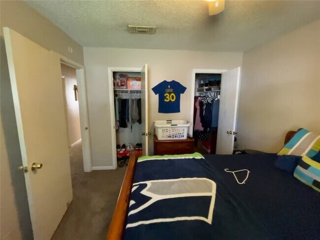 Building Photo - 1527 Hillside Dr