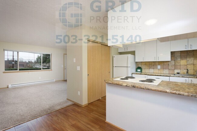 Building Photo - Newly Remodeled 2 Bedroom Apartment in Mt. Tabor - $500 MOVE IN SPECIAL!