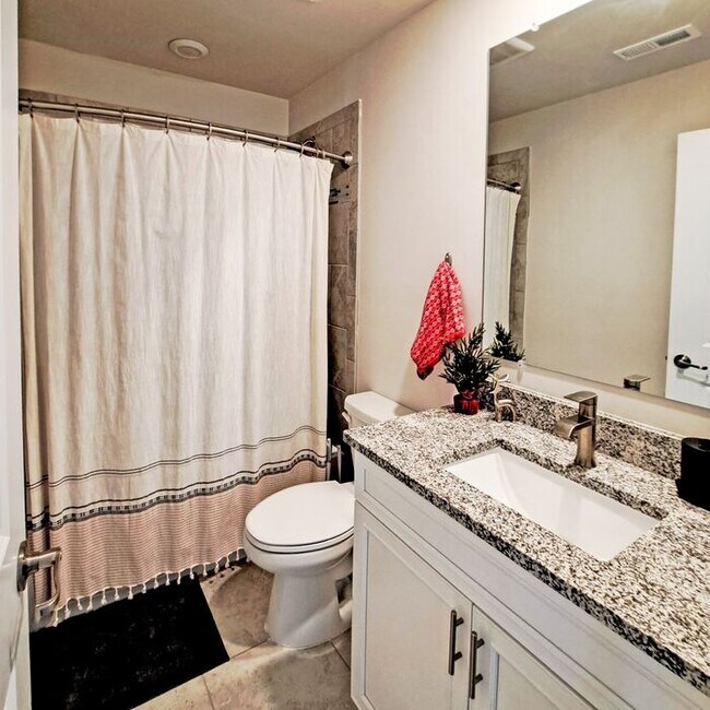 Building Photo - Gorgeous 4-Level Townhome with Rooftop Ter...