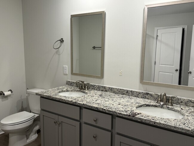 Building Photo - 424 Kohn Dr