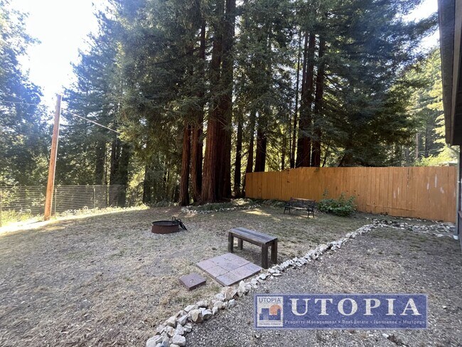 Building Photo - 10585 Redwood Dr