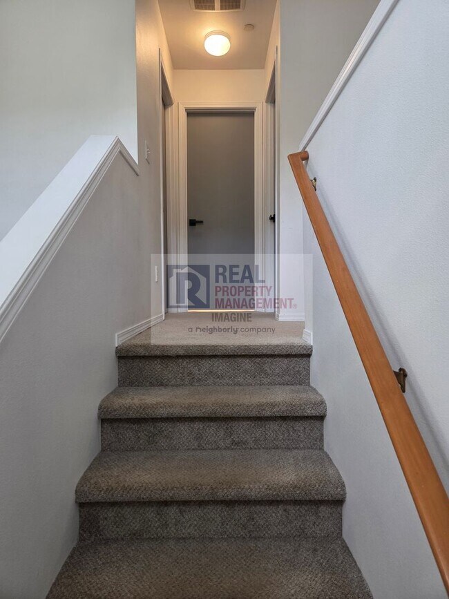 Building Photo - Check Out This Adorable 2.0 bedroom, 2.5 b...