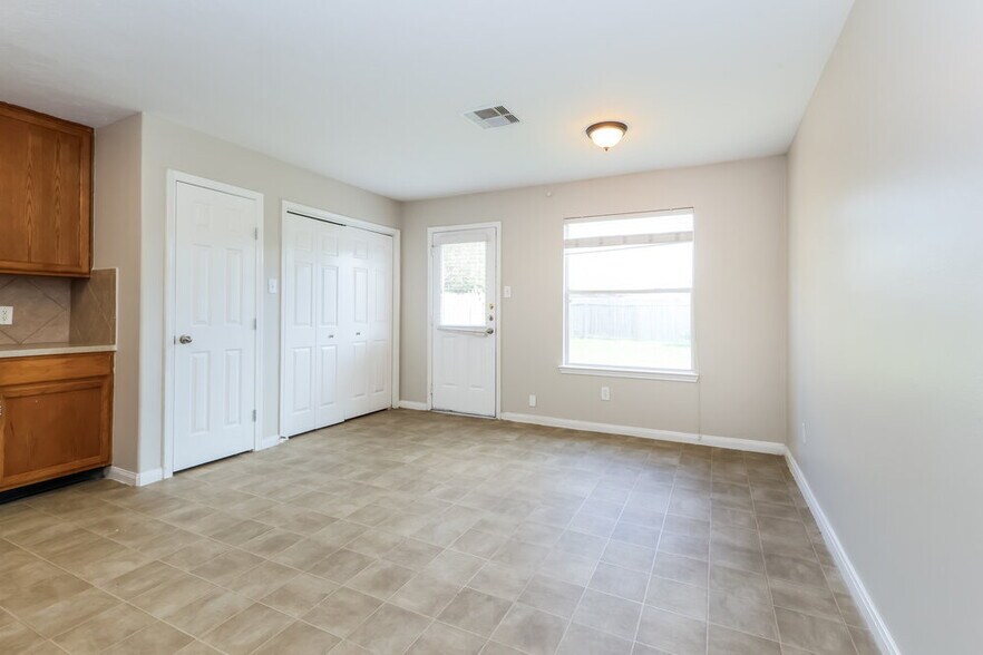 Building Photo - 4018 Falvel Shadow Creek Dr