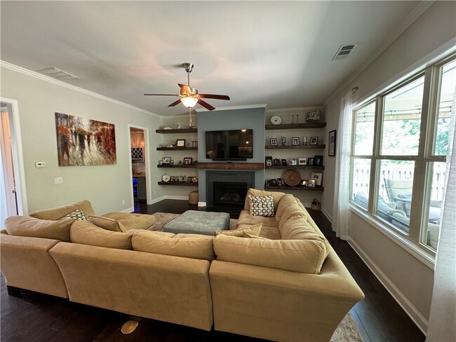 Building Photo - 512 Edgewater Dr