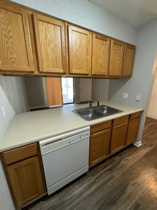 Building Photo - Come See This Beautiful Remodeled 2 Bed 1 Bath Condo in Mystic Woods! Available Now!