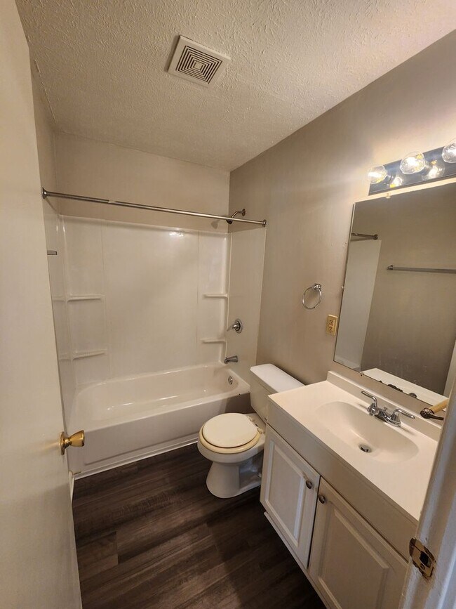 Building Photo - Spacious and updated 3 bedroom 1 bath!