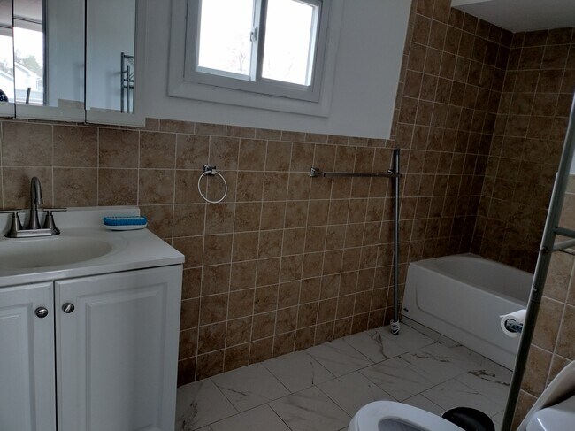 Building Photo - 240 Rowland Ave