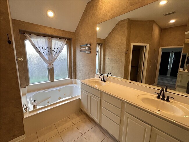 Building Photo - 21806 Silverpeak Ct