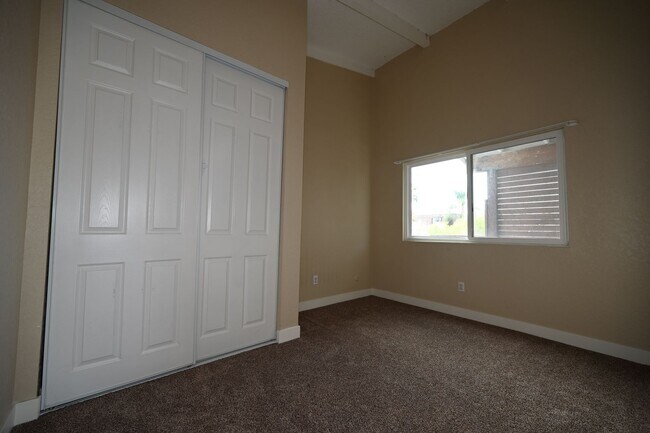 Building Photo - 4672-76LB