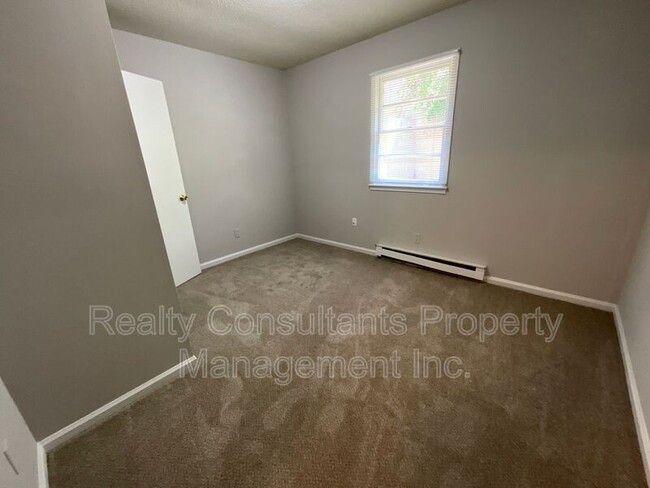 Building Photo - 113 Cox Ave