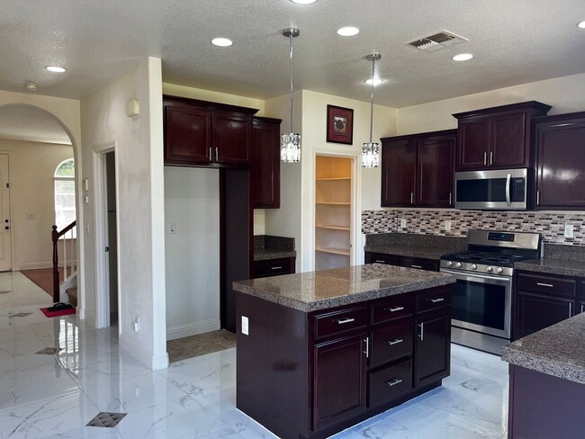 Building Photo - Executive 4 Bedroom, 2.5 Bathroom 2100 Sqf...