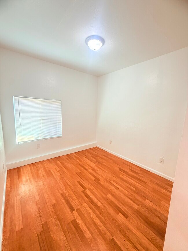 Building Photo - Del Oro #B