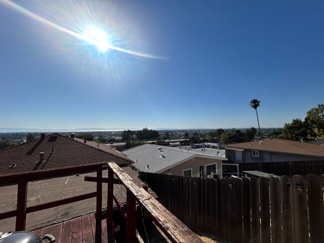 Building Photo - 3 Bed 2 Bath with Great Views in San Leand...