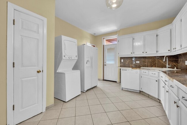 Building Photo - 6311 N Oakley Ave