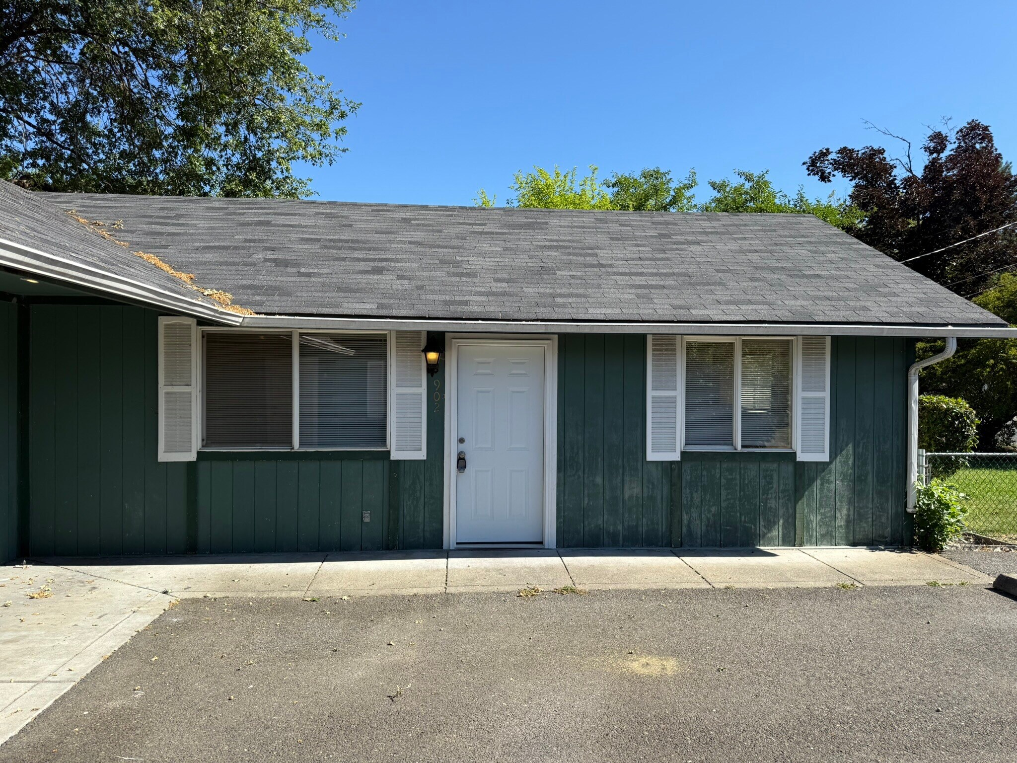 Building Photo - 902 SW Rogue River Ave