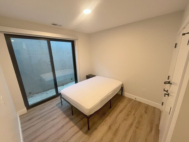 Building Photo - 225 Vine St NW