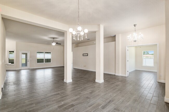Building Photo - 10910 SW 41st Ave