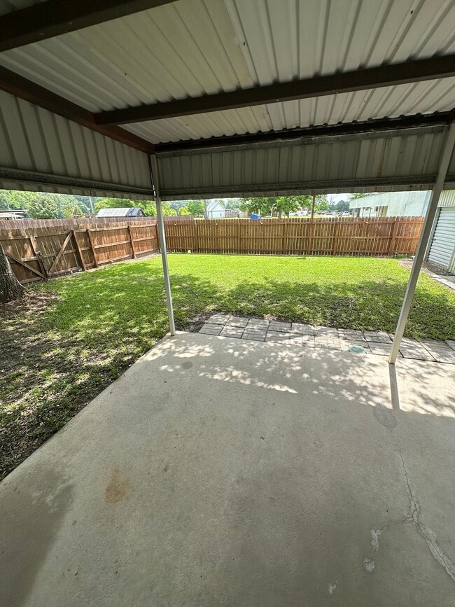 Building Photo - 1009 Roma Dr