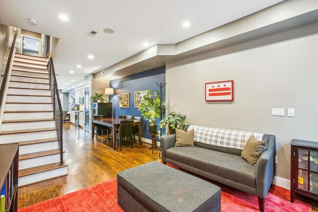 Building Photo - 2 BED PLUS DEN!!! * Fully Furnished and Fa...