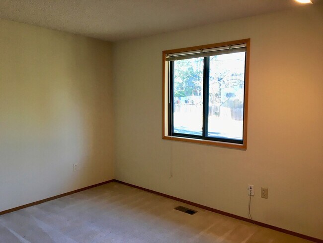 Building Photo - Beautiful 4 Bedroom near Microsoft Availab...