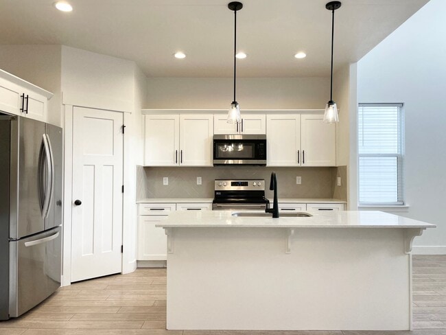 Building Photo - Gorgeous Townhome at Mountain Ridge!