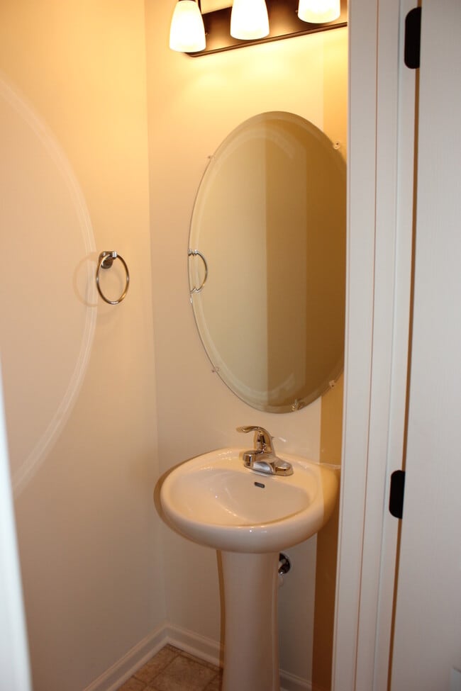 Building Photo - 3 Bedroom 2.5 bath Two Level Townhome