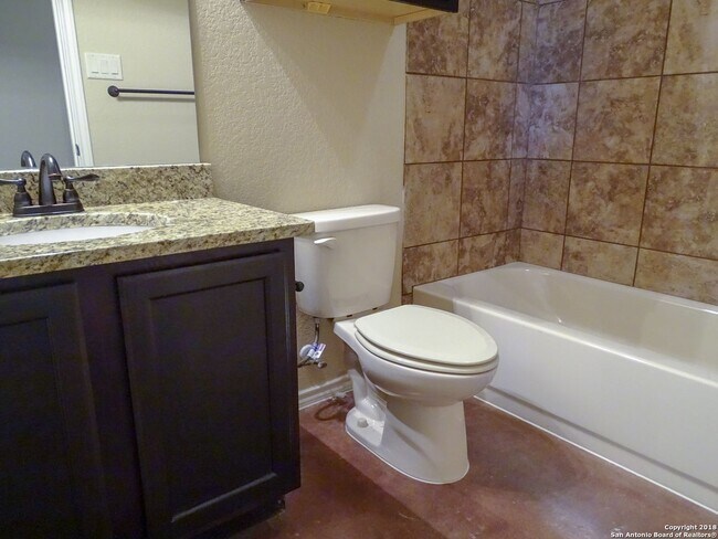Building Photo - Spacious & Stylish Duplex in New Braunfels!