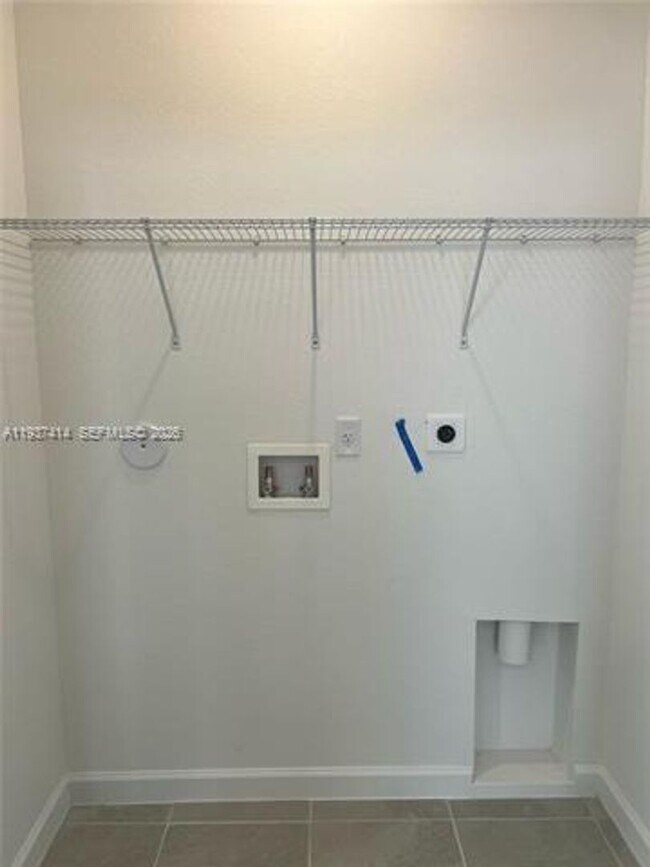 Building Photo - 2422 SE 30th St