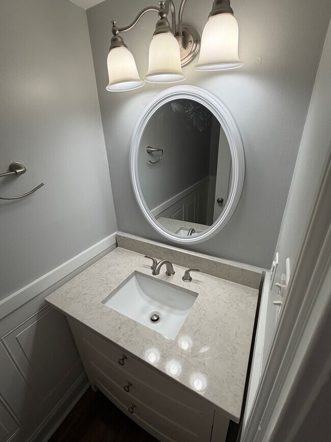 Building Photo - Remodeled bathrooms, new kitchen in this Nashville beauty - REDUCED!!