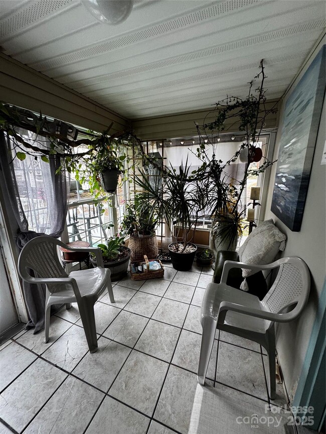 Building Photo - 404 Moss Springs Rd