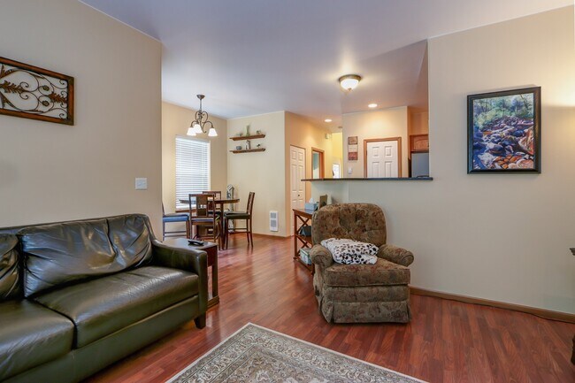 Building Photo - in town Kingston 3 bedroom townhome now available