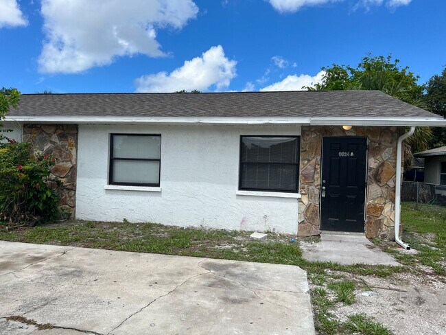 Building Photo - 3 bedroom 2 bath duplex