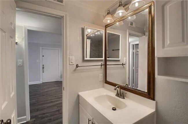 Building Photo - 1304 Summit St