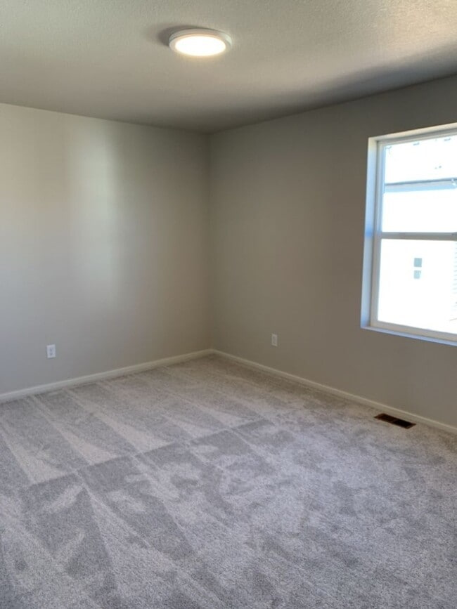 Building Photo - Exquisite 4 Bed 2.5 Bath Single Family Home with 3-car garage