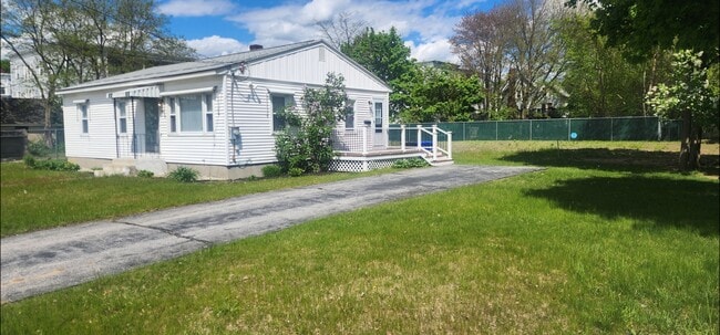 Building Photo - 325 Hall St