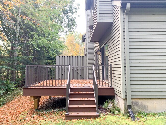 Building Photo - 3 Bedroom Condo Available for Aug. 1st