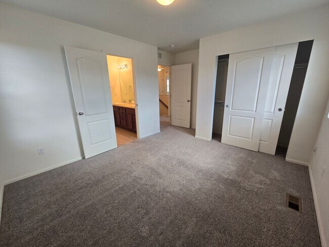 Building Photo - Beautiful 4-Bed, 3.5-Bath Home with Mountain Views on Quiet Cul-de-Sac