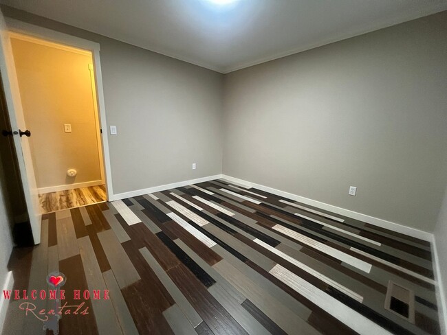 Building Photo - Remodeled rambler, no carpet, with HUGE fenced yard!!