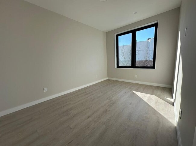 Building Photo - 132-47 Metropolitan Ave