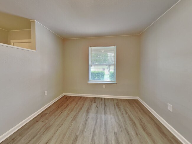 Building Photo - Move-In Ready 4BR Home in Arlington | Sunroom & Large Yard near DFW