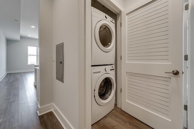 Building Photo - 660 Grand St