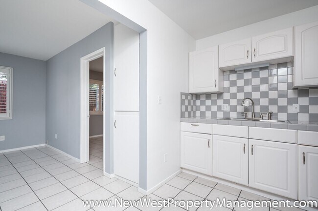 Building Photo - Charming Golden Hill 1-Bedroom, Available Now!