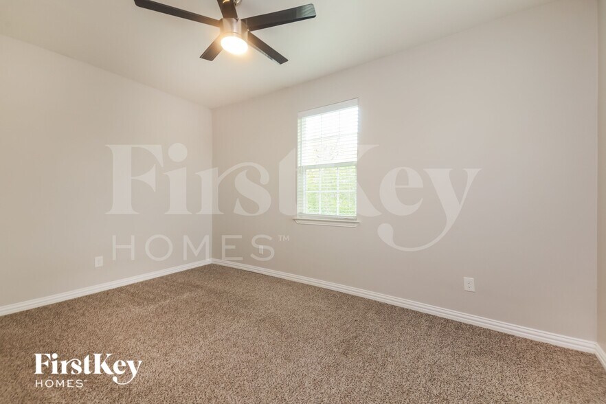 Building Photo - 4030 Vineyard Dr