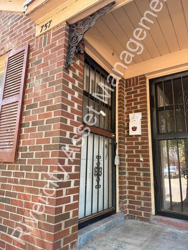 Building Photo - DUPLEX WITH NICE AMENTIES!!!! Section 8 Welcomed!!!!!