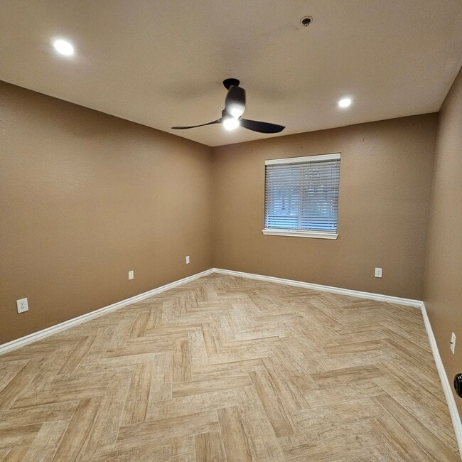 Building Photo - Spacious and Upgraded 2 Bedroom 2 Bath Pet...